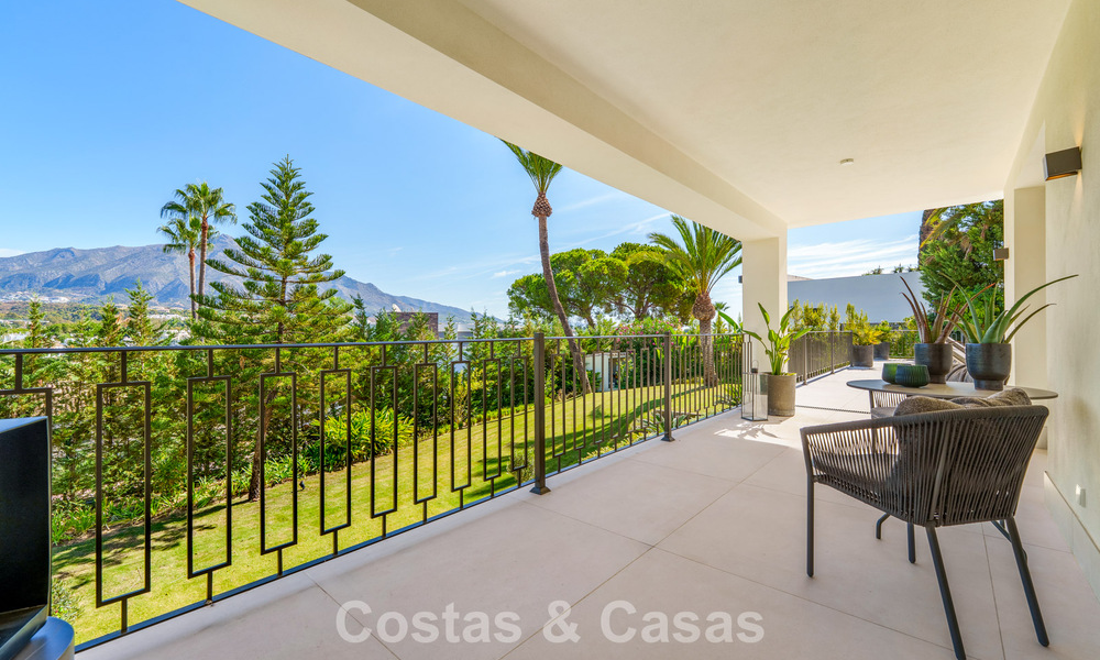 Elegante villa de diseño con vistas panorámicas en venta sobre el valle del golf de Nueva Andalucía, Marbella 795695