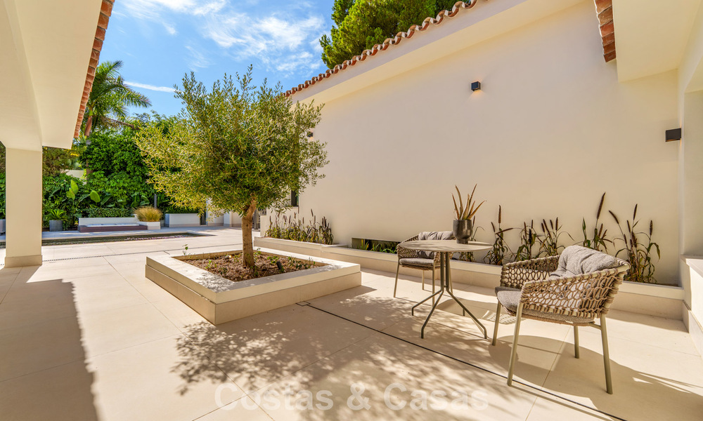 Elegante villa de diseño con vistas panorámicas en venta sobre el valle del golf de Nueva Andalucía, Marbella 795696