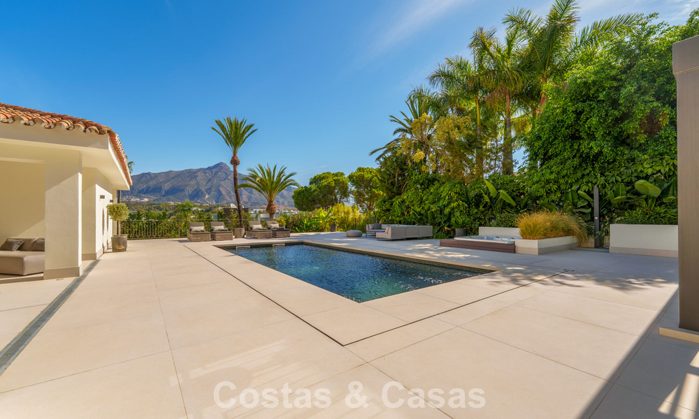 Elegante villa de diseño con vistas panorámicas en venta sobre el valle del golf de Nueva Andalucía, Marbella 795697