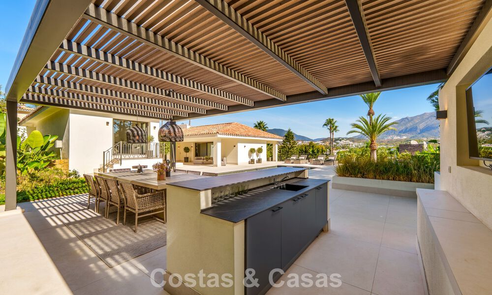 Elegante villa de diseño con vistas panorámicas en venta sobre el valle del golf de Nueva Andalucía, Marbella 795700