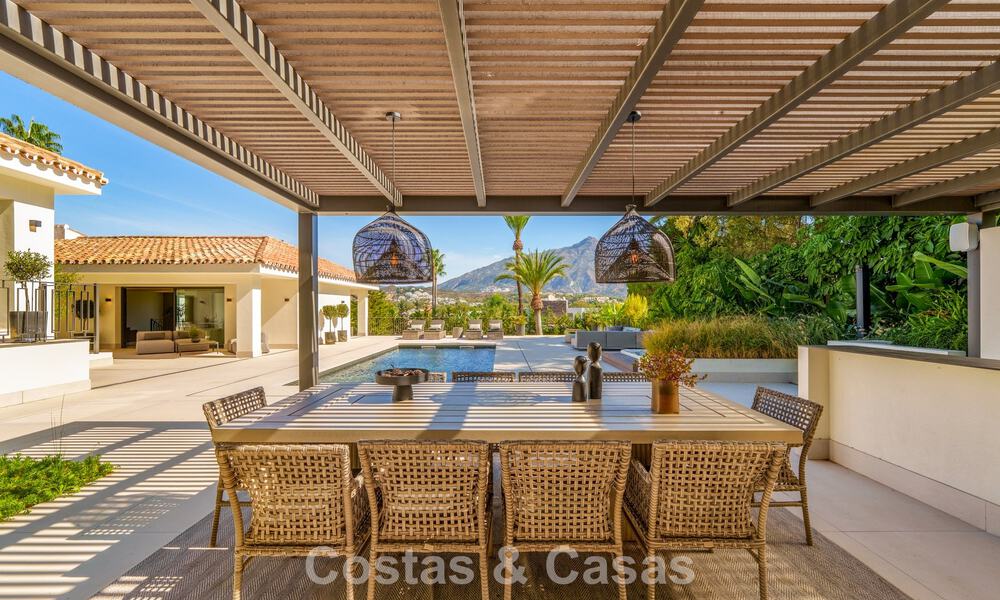 Elegante villa de diseño con vistas panorámicas en venta sobre el valle del golf de Nueva Andalucía, Marbella 795701