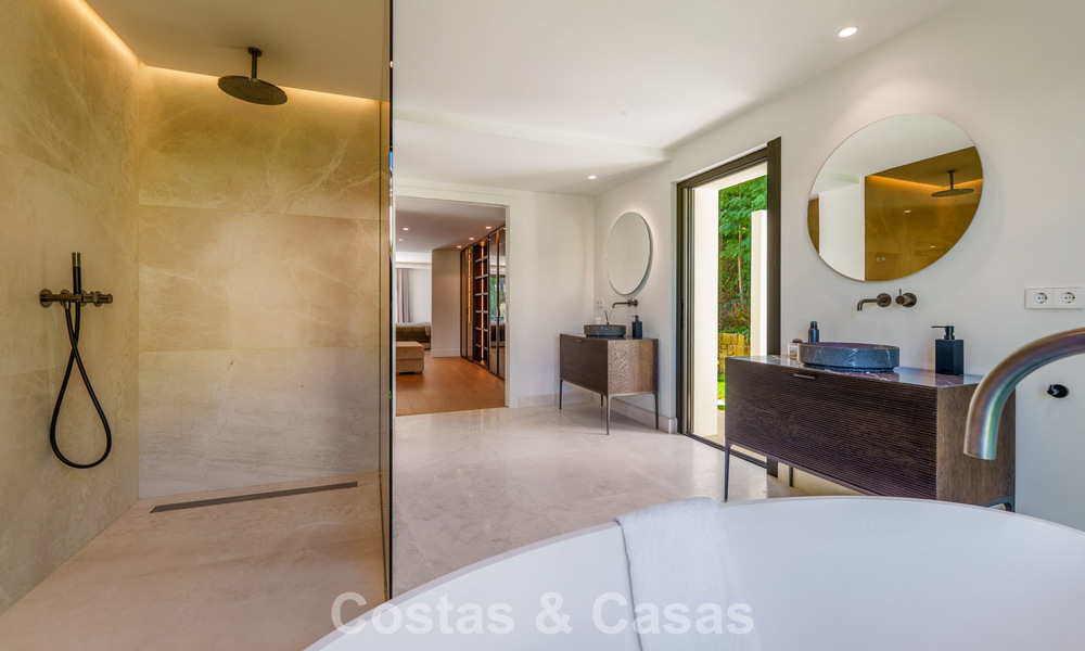 Elegante villa de diseño con vistas panorámicas en venta sobre el valle del golf de Nueva Andalucía, Marbella 795703