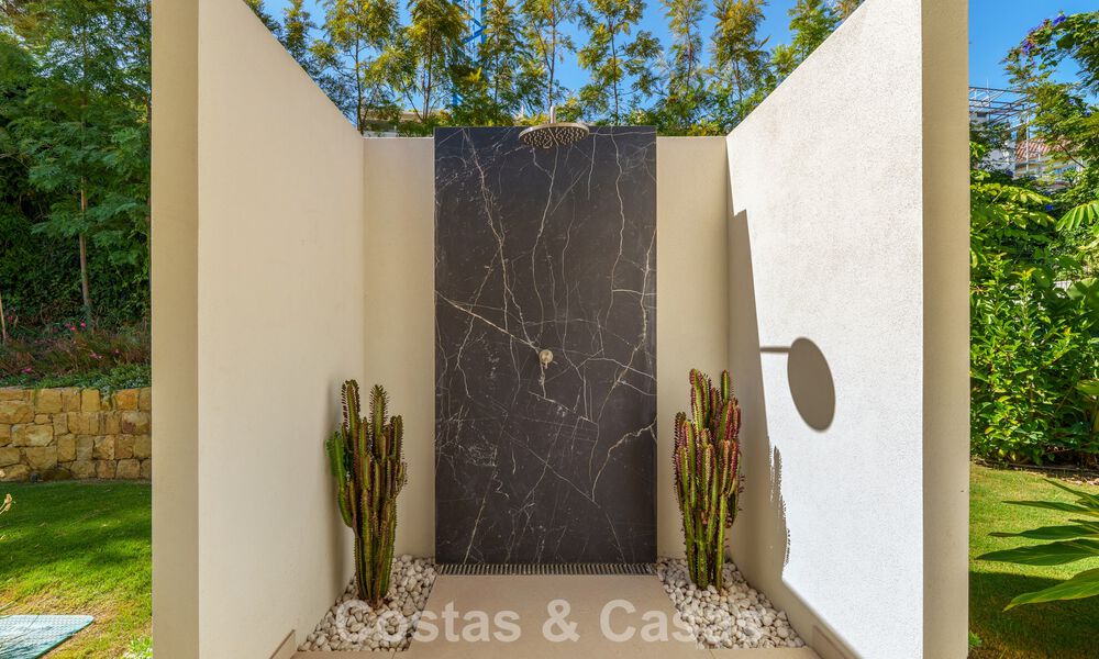 Elegante villa de diseño con vistas panorámicas en venta sobre el valle del golf de Nueva Andalucía, Marbella 795708