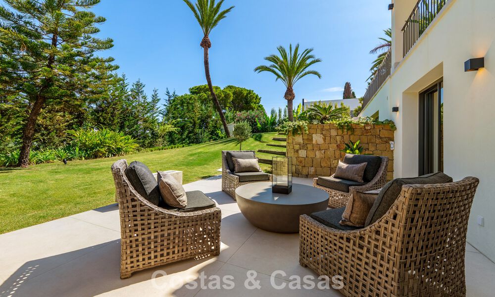 Elegante villa de diseño con vistas panorámicas en venta sobre el valle del golf de Nueva Andalucía, Marbella 795709