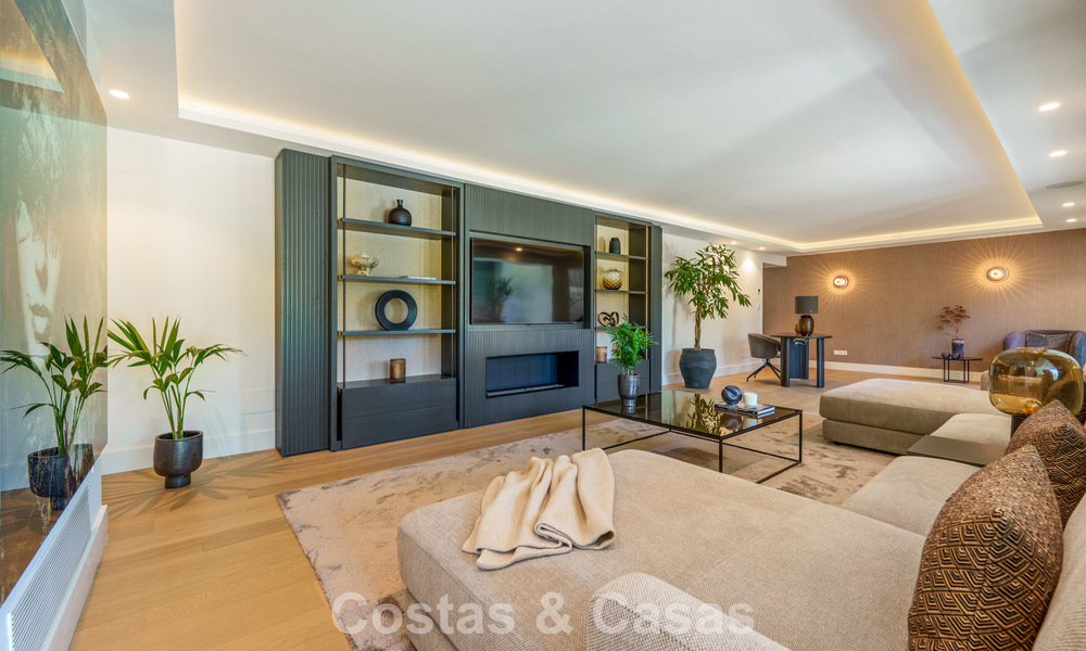 Elegante villa de diseño con vistas panorámicas en venta sobre el valle del golf de Nueva Andalucía, Marbella 795710