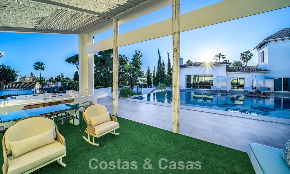 Villa de lujo completamente renovada en venta a pocos pasos del campo de golf en Guadalmina Alta, Marbella 795850