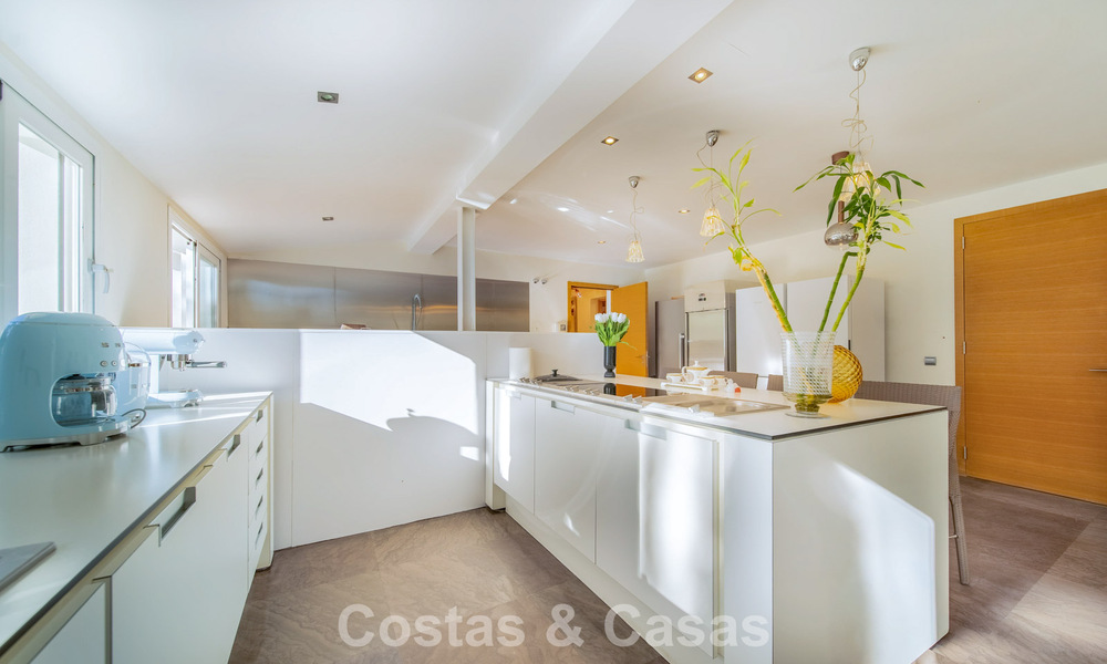 Villa de lujo completamente renovada en venta a pocos pasos del campo de golf en Guadalmina Alta, Marbella 795859