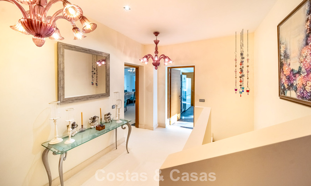 Villa de lujo completamente renovada en venta a pocos pasos del campo de golf en Guadalmina Alta, Marbella 795872