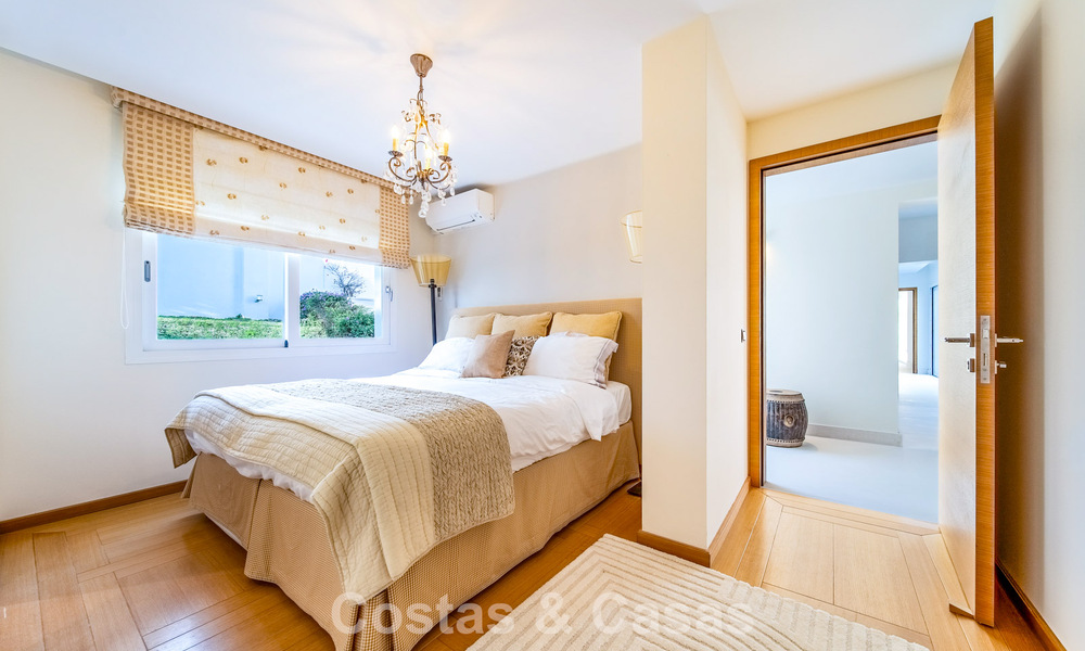 Villa de lujo completamente renovada en venta a pocos pasos del campo de golf en Guadalmina Alta, Marbella 795873