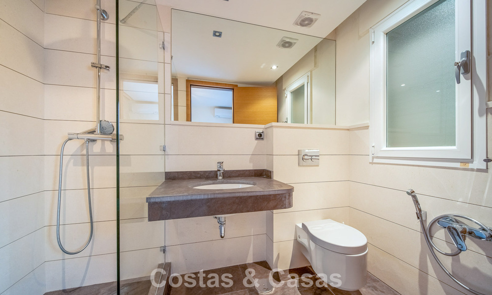 Villa de lujo completamente renovada en venta a pocos pasos del campo de golf en Guadalmina Alta, Marbella 795875