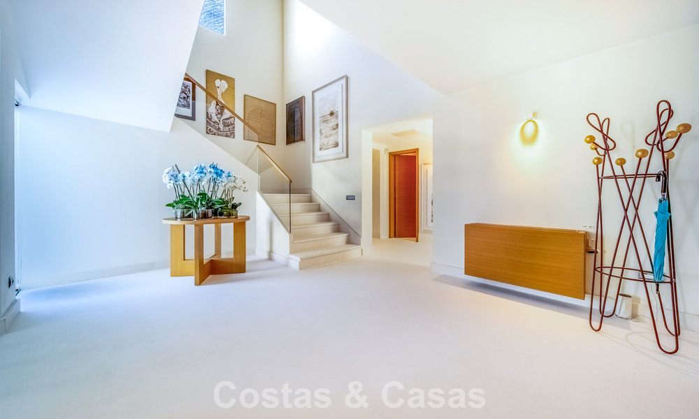 Villa de lujo completamente renovada en venta a pocos pasos del campo de golf en Guadalmina Alta, Marbella 795876