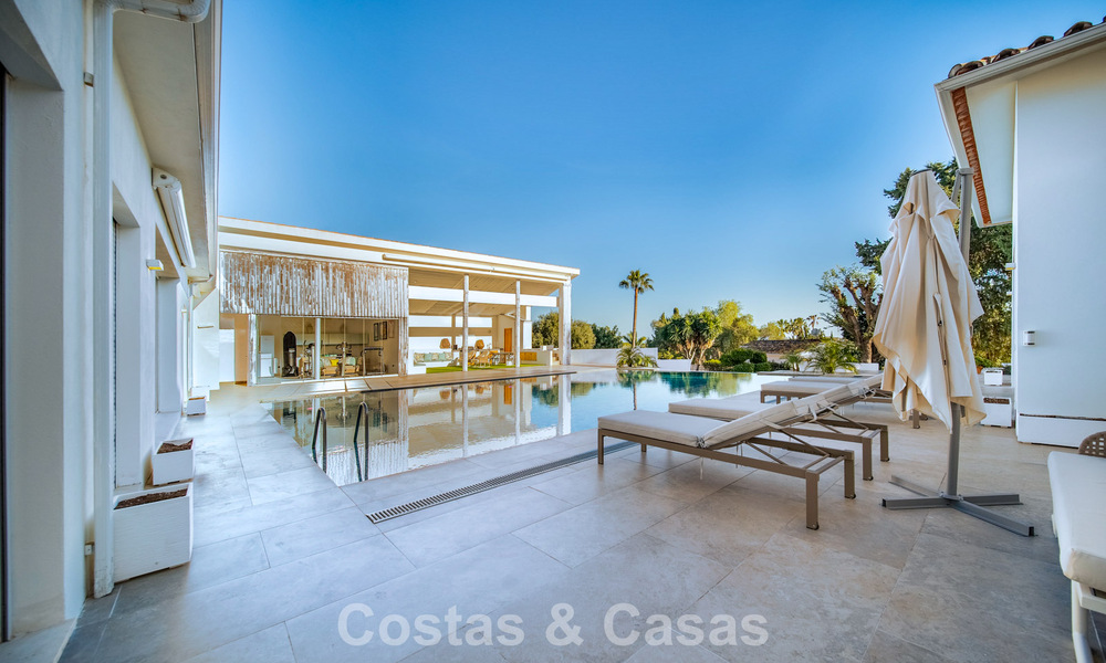 Villa de lujo completamente renovada en venta a pocos pasos del campo de golf en Guadalmina Alta, Marbella 795878