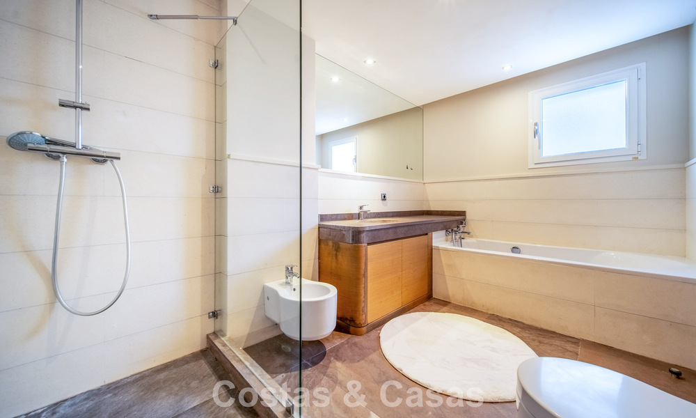 Villa de lujo completamente renovada en venta a pocos pasos del campo de golf en Guadalmina Alta, Marbella 795884