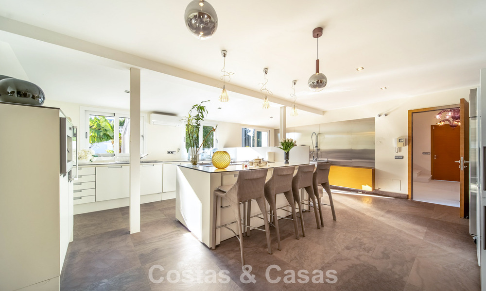 Villa de lujo completamente renovada en venta a pocos pasos del campo de golf en Guadalmina Alta, Marbella 795889