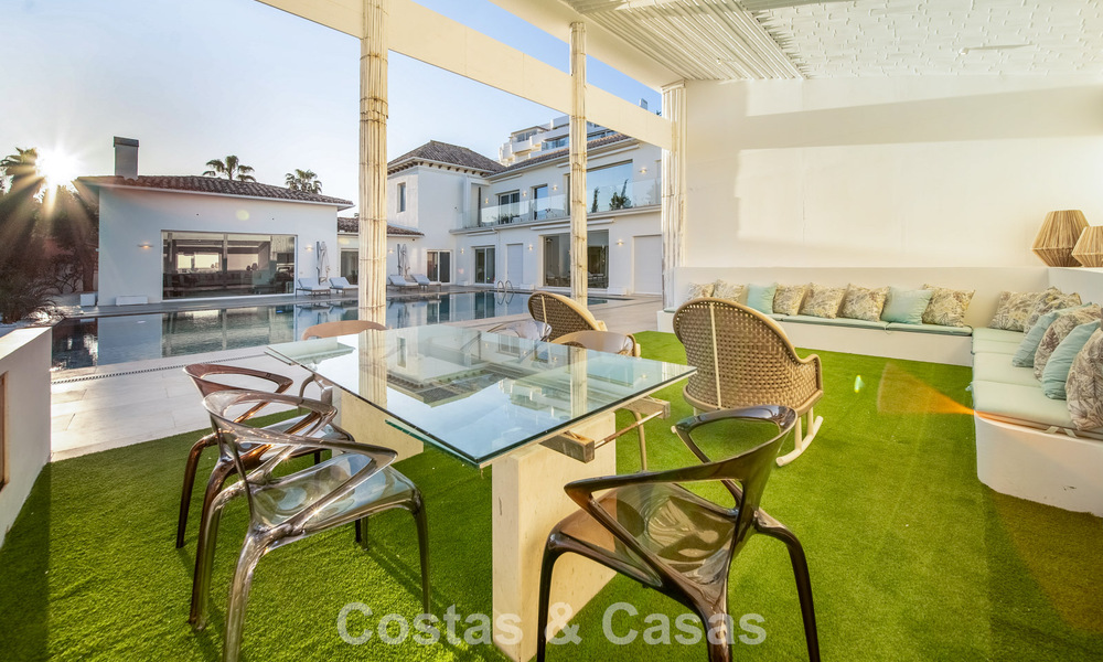 Villa de lujo completamente renovada en venta a pocos pasos del campo de golf en Guadalmina Alta, Marbella 795902