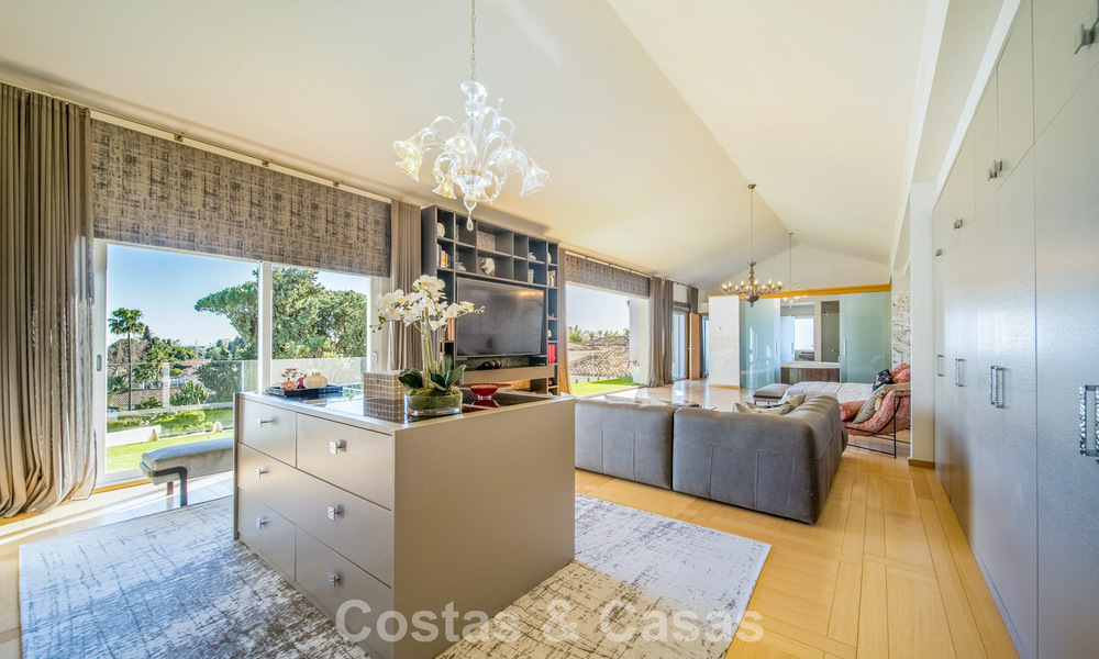 Villa de lujo completamente renovada en venta a pocos pasos del campo de golf en Guadalmina Alta, Marbella 795907