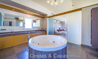 Villa de lujo completamente renovada en venta a pocos pasos del campo de golf en Guadalmina Alta, Marbella 795909 