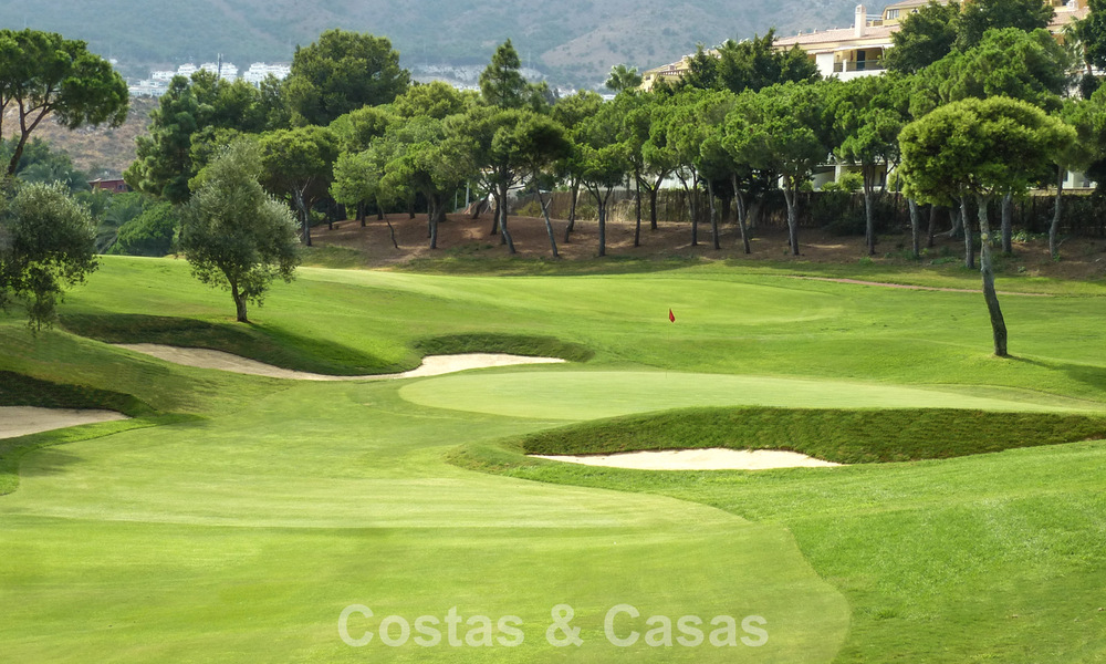 Exclusivos apartamentos de obra nueva con vistas panorámicas al golf y al mar en venta en Benalmádena, Costa del Sol 795449