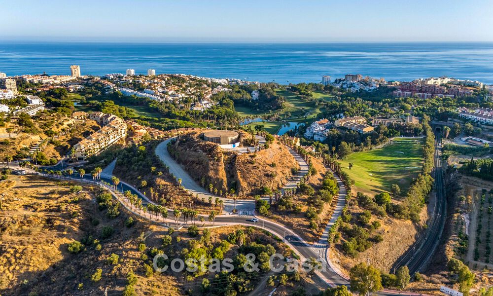Exclusivos apartamentos de obra nueva con vistas panorámicas al golf y al mar en venta en Benalmádena, Costa del Sol 795451