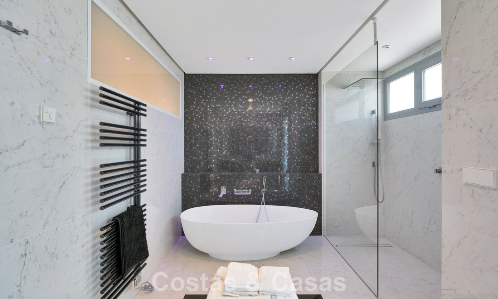 Villa tradicional renovada con vistas al mar y a la montaña en venta en Nueva Andalucía, Marbella 796085