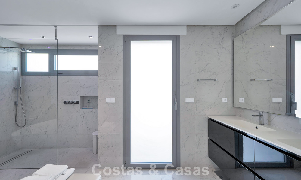 Villa tradicional renovada con vistas al mar y a la montaña en venta en Nueva Andalucía, Marbella 796087