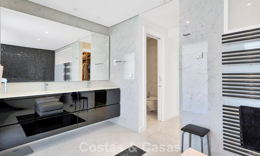 Villa tradicional renovada con vistas al mar y a la montaña en venta en Nueva Andalucía, Marbella 796089