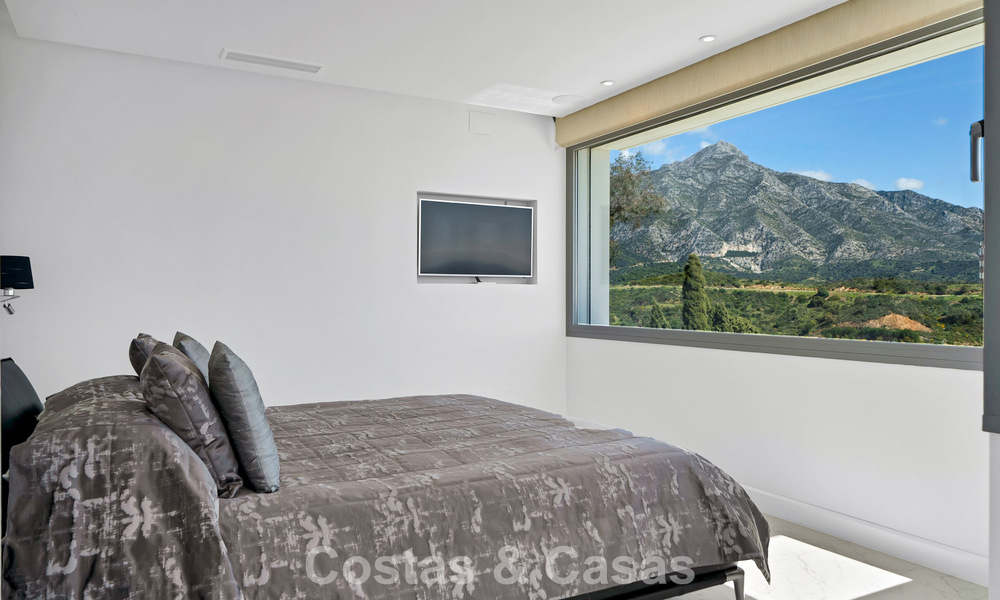 Villa tradicional renovada con vistas al mar y a la montaña en venta en Nueva Andalucía, Marbella 796091