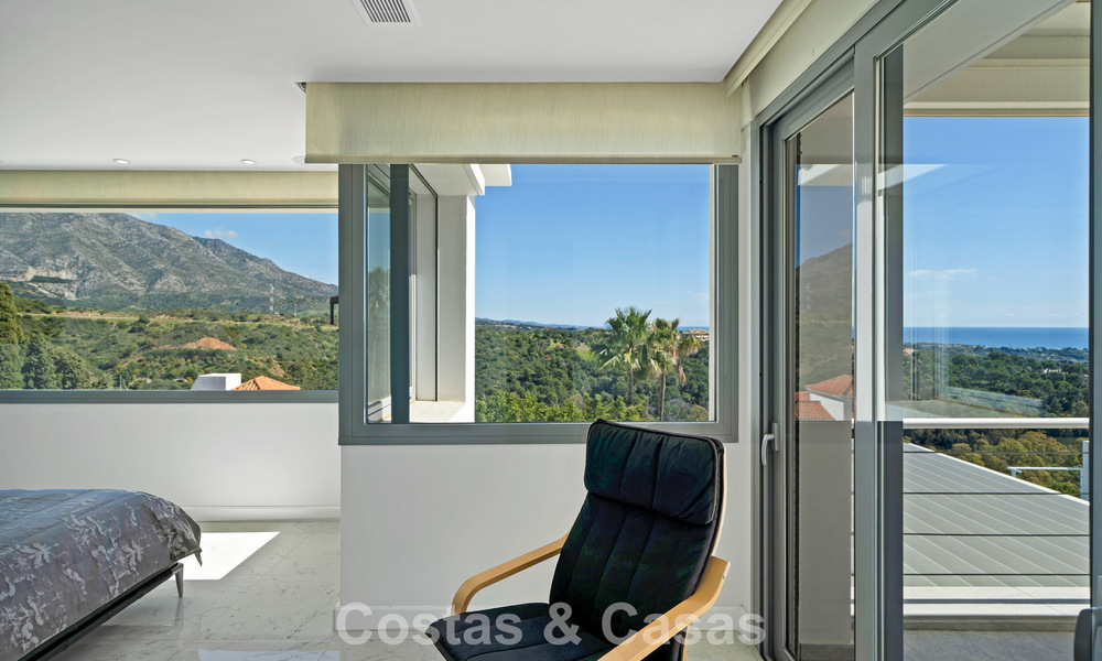 Villa tradicional renovada con vistas al mar y a la montaña en venta en Nueva Andalucía, Marbella 796093