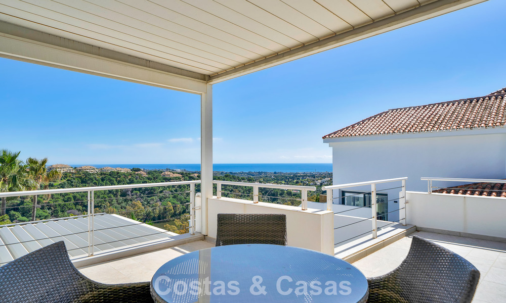 Villa tradicional renovada con vistas al mar y a la montaña en venta en Nueva Andalucía, Marbella 796094