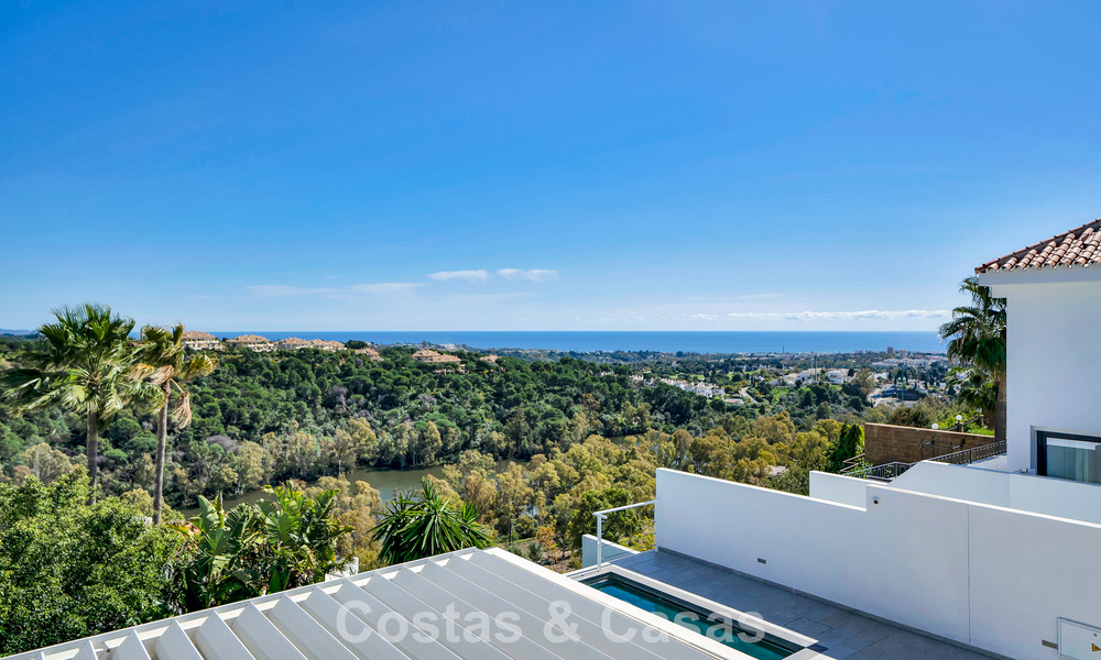 Villa tradicional renovada con vistas al mar y a la montaña en venta en Nueva Andalucía, Marbella 796098
