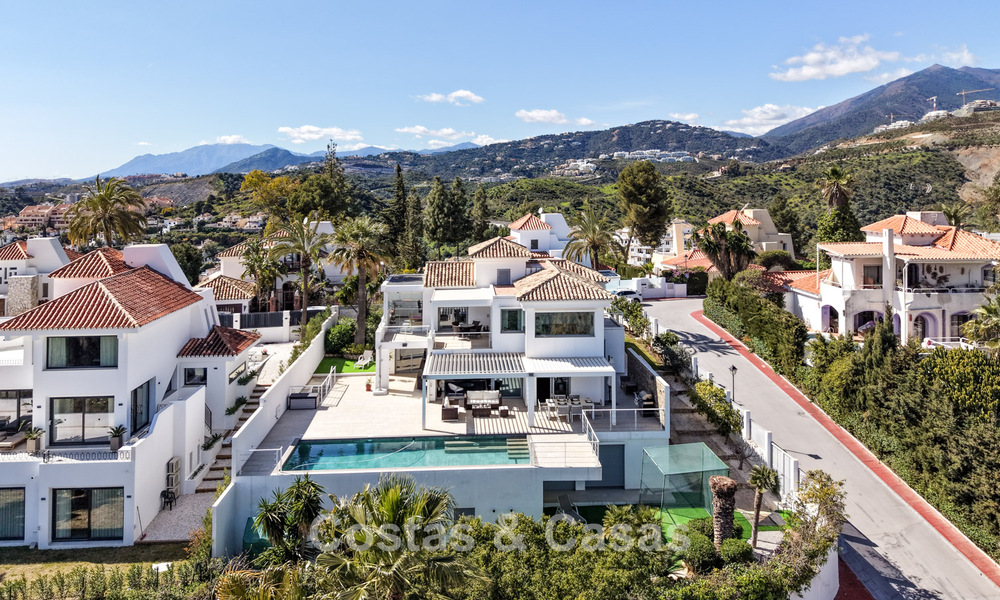 Villa tradicional renovada con vistas al mar y a la montaña en venta en Nueva Andalucía, Marbella 796104