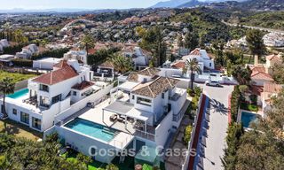 Villa tradicional renovada con vistas al mar y a la montaña en venta en Nueva Andalucía, Marbella 796105 