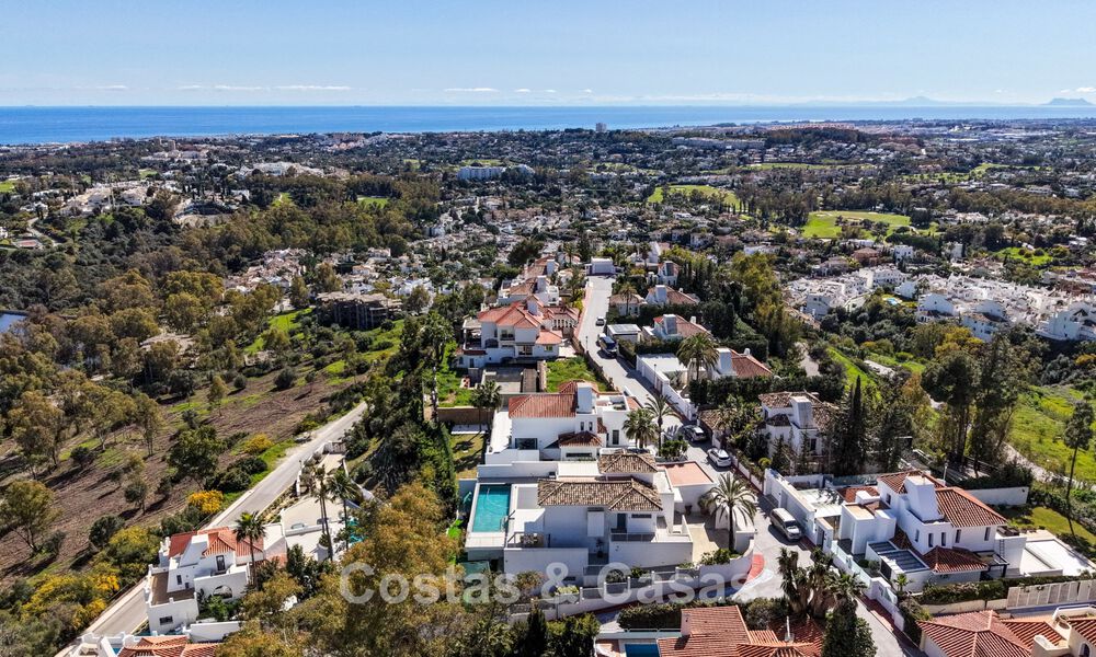 Villa tradicional renovada con vistas al mar y a la montaña en venta en Nueva Andalucía, Marbella 796106