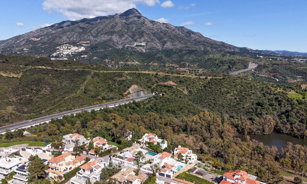Villa tradicional renovada con vistas al mar y a la montaña en venta en Nueva Andalucía, Marbella 796108