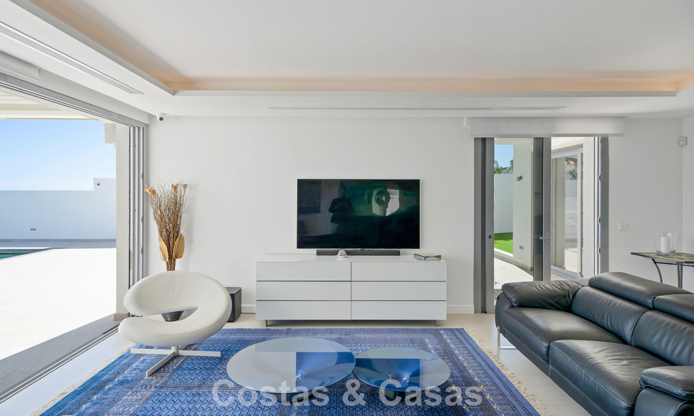 Villa tradicional renovada con vistas al mar y a la montaña en venta en Nueva Andalucía, Marbella 796111