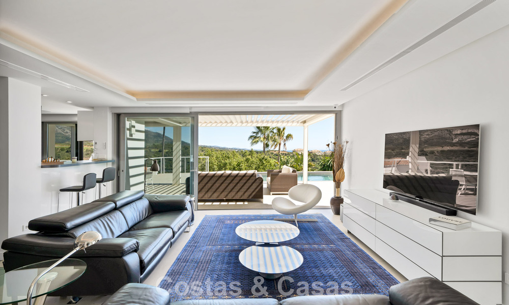 Villa tradicional renovada con vistas al mar y a la montaña en venta en Nueva Andalucía, Marbella 796113