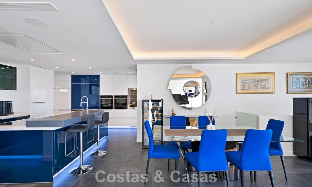 Villa tradicional renovada con vistas al mar y a la montaña en venta en Nueva Andalucía, Marbella 796121