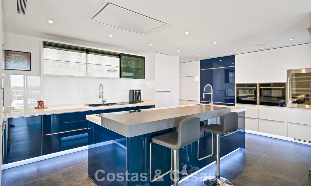 Villa tradicional renovada con vistas al mar y a la montaña en venta en Nueva Andalucía, Marbella 796122