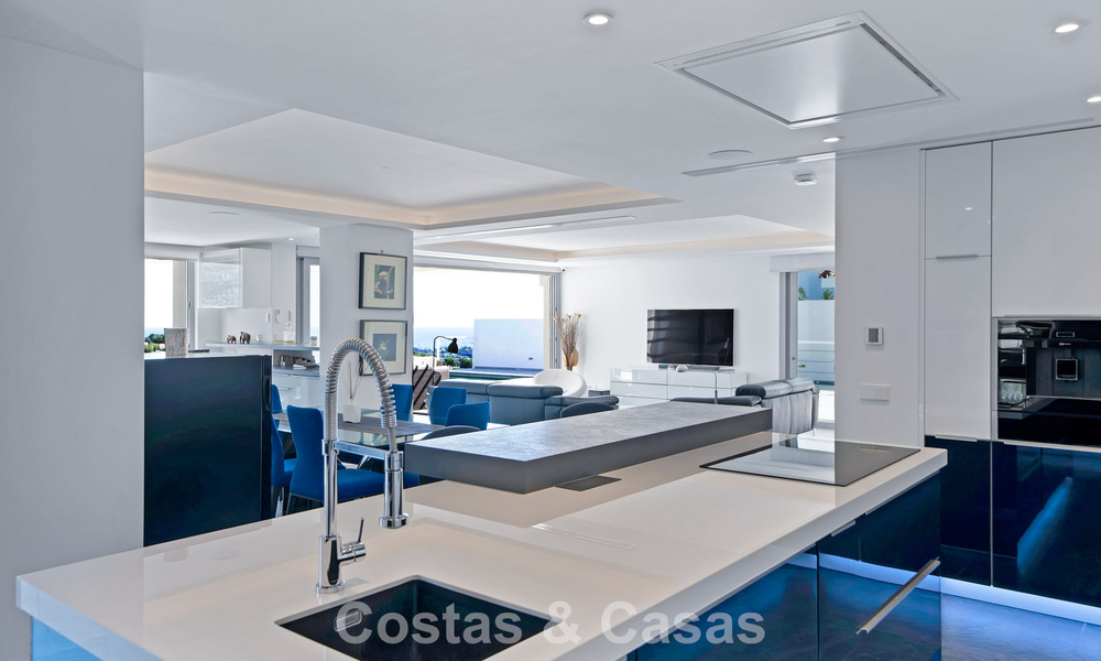 Villa tradicional renovada con vistas al mar y a la montaña en venta en Nueva Andalucía, Marbella 796126