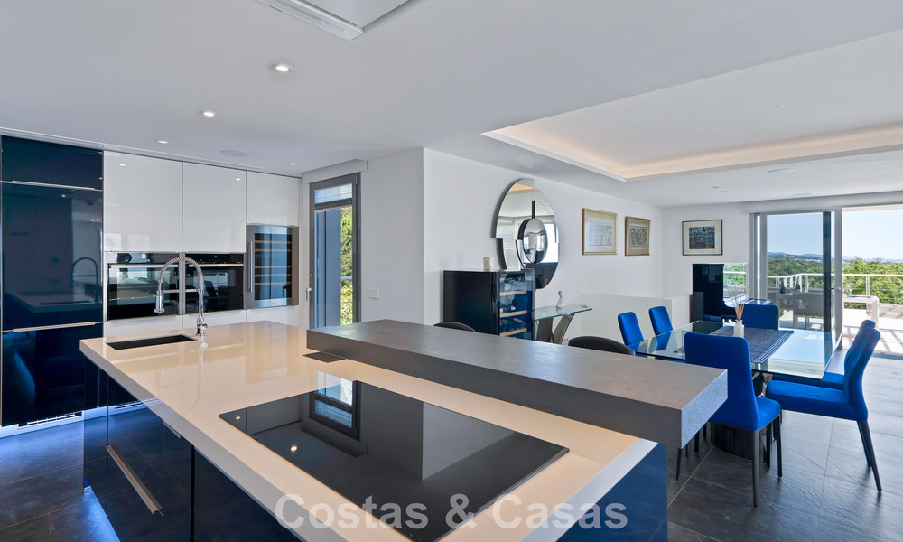 Villa tradicional renovada con vistas al mar y a la montaña en venta en Nueva Andalucía, Marbella 796128