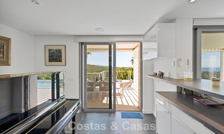Villa tradicional renovada con vistas al mar y a la montaña en venta en Nueva Andalucía, Marbella 796129 