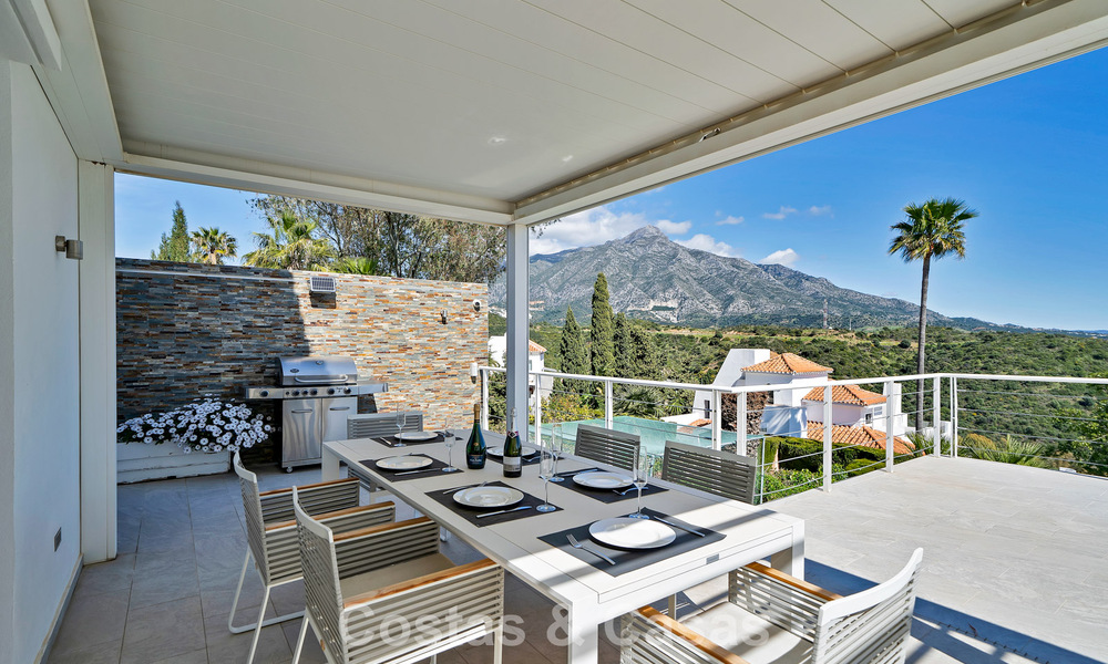 Villa tradicional renovada con vistas al mar y a la montaña en venta en Nueva Andalucía, Marbella 796131