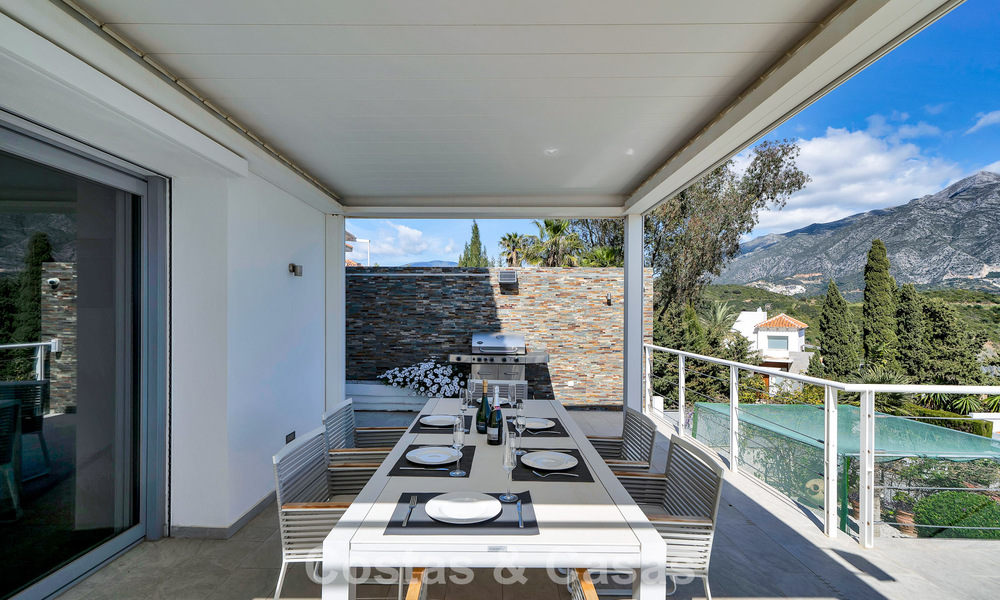 Villa tradicional renovada con vistas al mar y a la montaña en venta en Nueva Andalucía, Marbella 796134