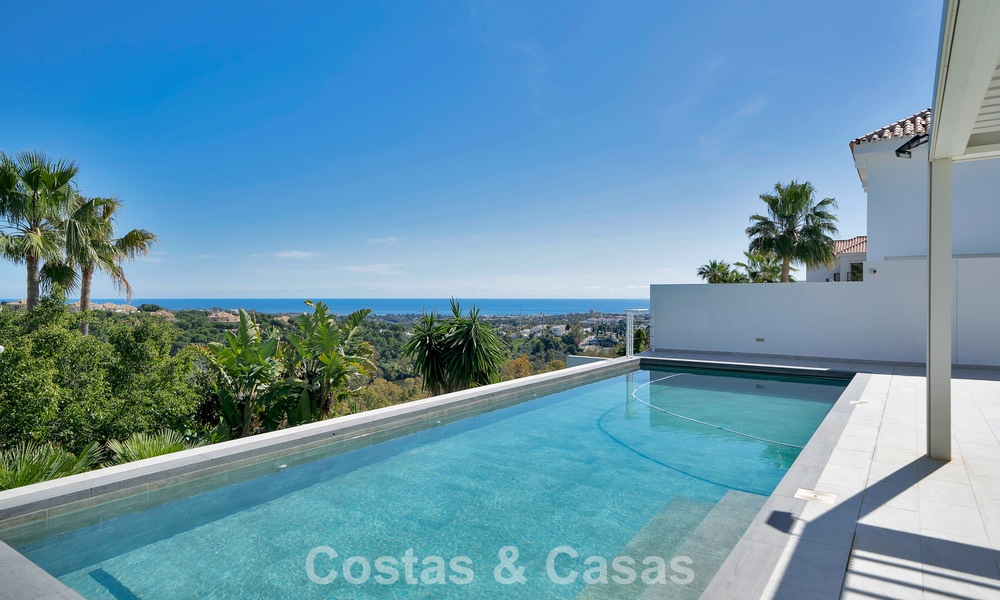 Villa tradicional renovada con vistas al mar y a la montaña en venta en Nueva Andalucía, Marbella 796136