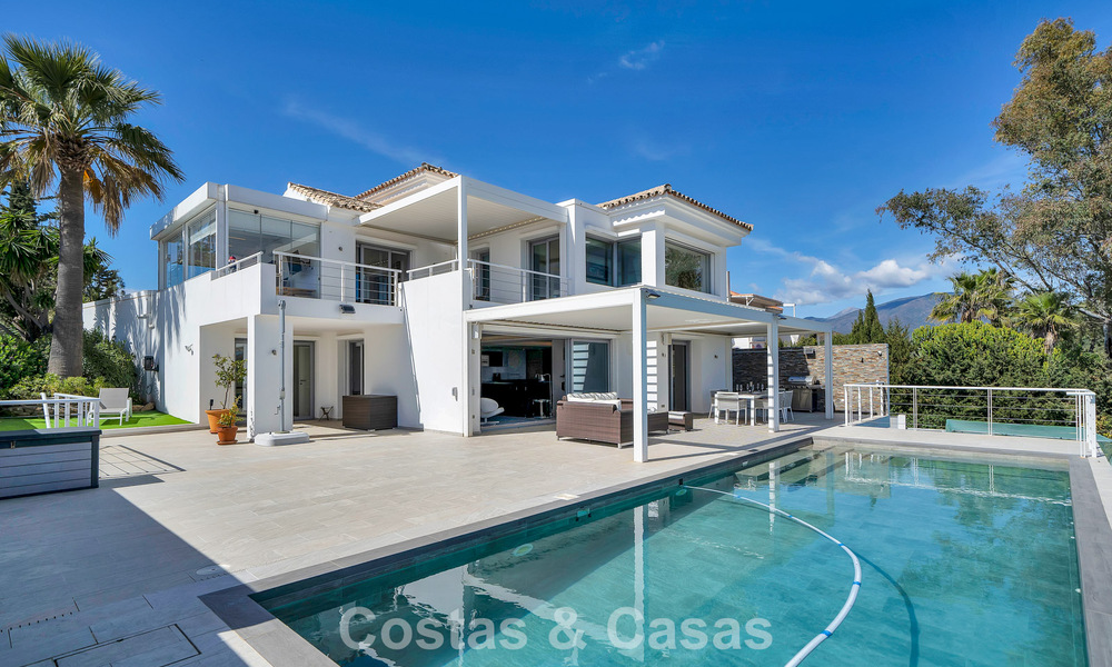 Villa tradicional renovada con vistas al mar y a la montaña en venta en Nueva Andalucía, Marbella 796142