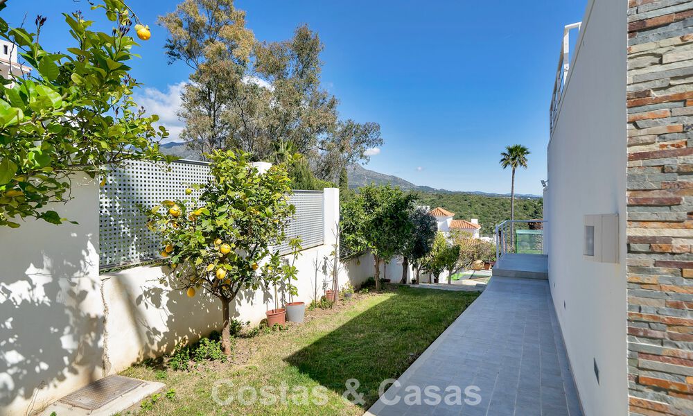 Villa tradicional renovada con vistas al mar y a la montaña en venta en Nueva Andalucía, Marbella 796158