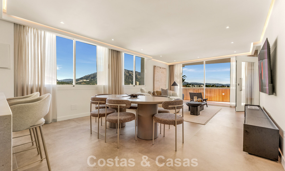 Apartamento modernamente renovado con amplia terraza en venta con vistas panorámicas en Nueva Andalucía, Marbella 796041