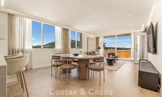 Apartamento modernamente renovado con amplia terraza en venta con vistas panorámicas en Nueva Andalucía, Marbella 796041 