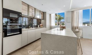 Apartamento modernamente renovado con amplia terraza en venta con vistas panorámicas en Nueva Andalucía, Marbella 796042 