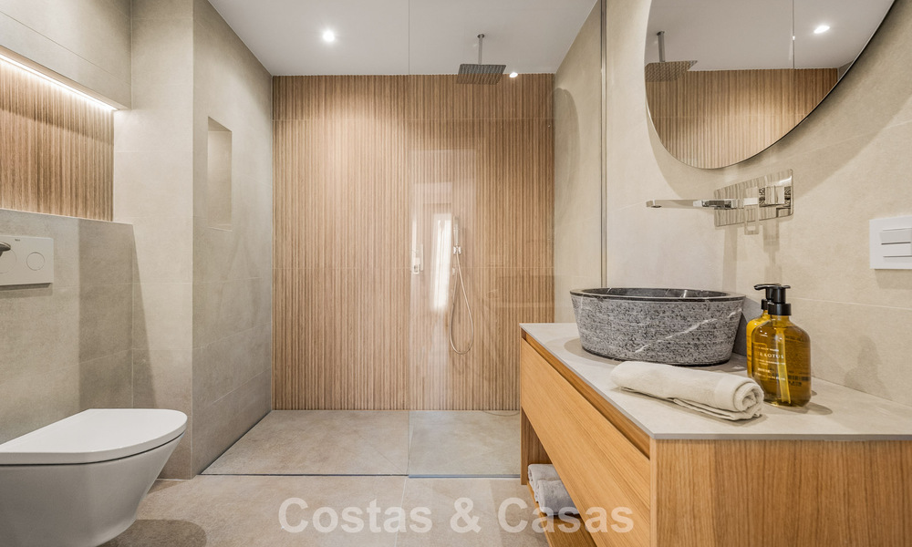 Apartamento modernamente renovado con amplia terraza en venta con vistas panorámicas en Nueva Andalucía, Marbella 796044